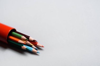 Beyaz zemin üzerine kırmızı bir durumda renkli kalemler