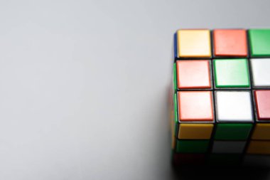 Rubik küpü beyaz bir arka plan üzerinde kullanılan