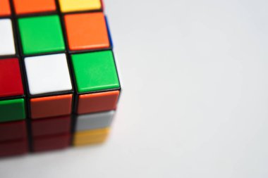 Rubik küpü beyaz bir arka plan üzerinde kullanılan
