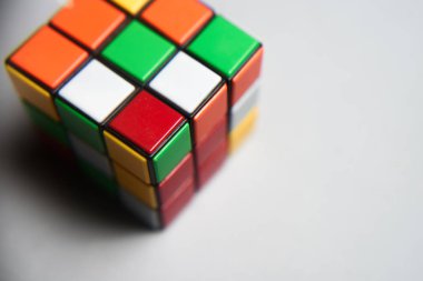 Rubik küpü beyaz bir arka plan üzerinde kullanılan