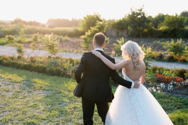 gelin ona düğün gününde günbatımında yürür