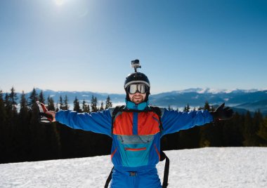 Gülümseyen kayakçı. Güneşli bir günde. Dağlar fonunda