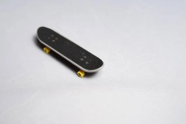 Hračka Mini Skateboard Prst Bílém Pozadí — Stock fotografie