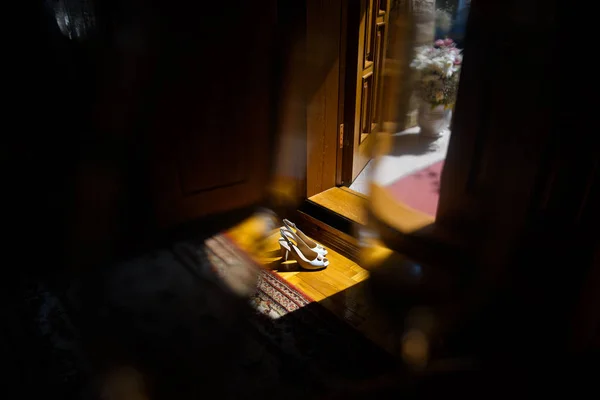 Bruiden Schoenen Schaduw Genomen Door Het Glas — Stockfoto