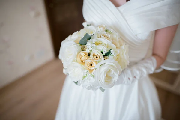 Close Buquê Casamento Nas Mãos Noiva — Fotografia de Stock