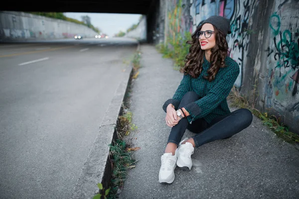 Mädchen Lächelt Auf Der Straße Hintergrund Graffiti Rote Lippen Und — Stockfoto