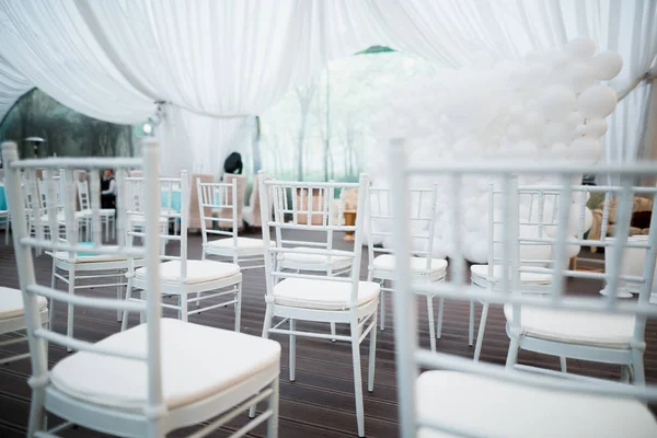 白い椅子 結婚式の日のための美しい装飾 — ストック写真
