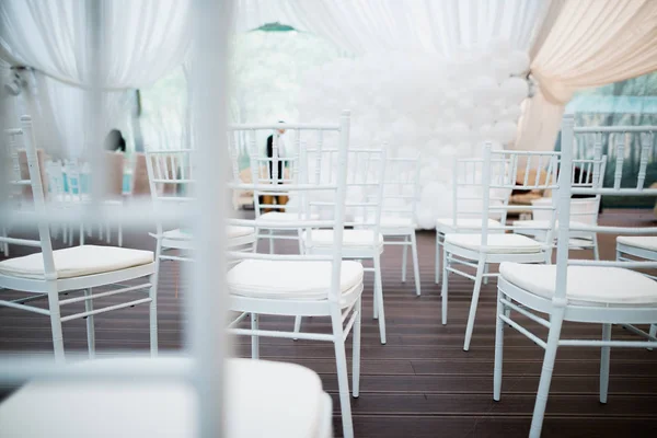 白色椅子 美丽的装饰为婚礼天 — 图库照片