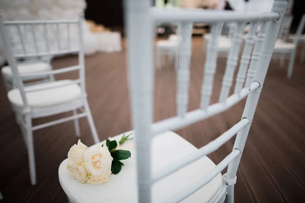 Bouquet Mariée Sur Chaise Blanche Décoration Mariage — Photo