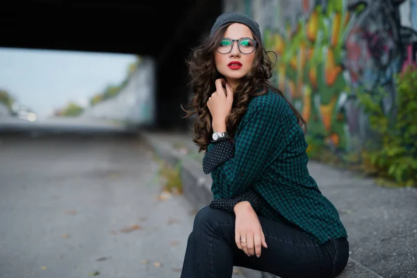 Joven Chica Moderna Con Pelo Rizado Calle — Foto de Stock