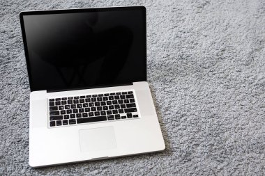 Dokulu arka plan üzerinde izole mockup ile modern dizüstü bilgisayar