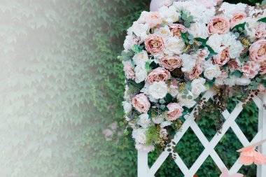 Kadar sahte ile dekorasyon düğün. Yeşil arka planı..