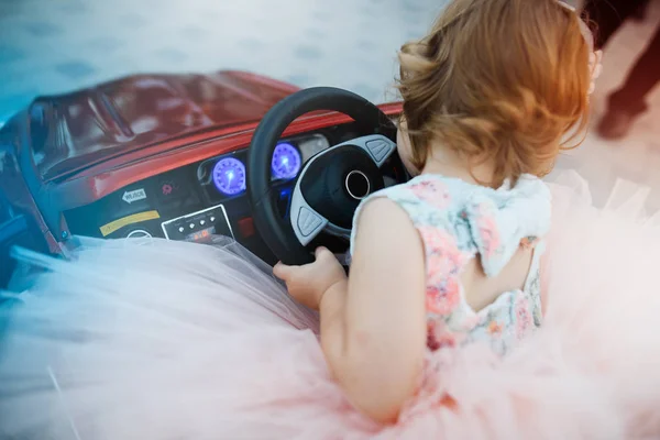 Jovem Feliz Criança Menina Condução Brinquedo Carro — Fotografia de Stock