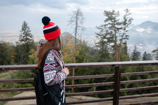 Hipster Dziewczyna Cieszy Widok Góry Platformy Obserwacyjnej Podróży Dziewczyna Plecaka — Zdjęcie stockowe