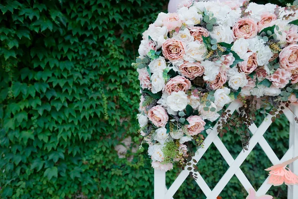 Décorations Mariage Sur Fond Verdure — Photo