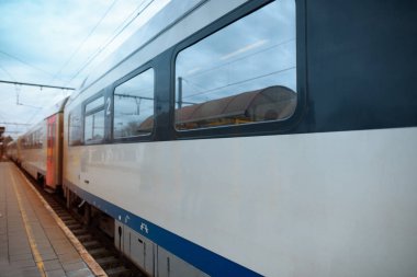 Normal tren tren istasyonu. Yağmurlu bir gün