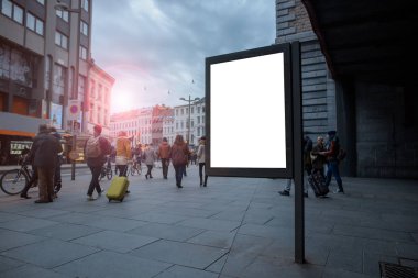 Şehir içinde dikey boş billboard kadar sahte ile merkezi. Düzeni kişi ile kalabalık bir sokakta bulunur