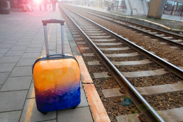 Renkli Bagaj Demiryolu Yakınındaki Tren Stasyonu Seyahat Hazır — Stok fotoğraf
