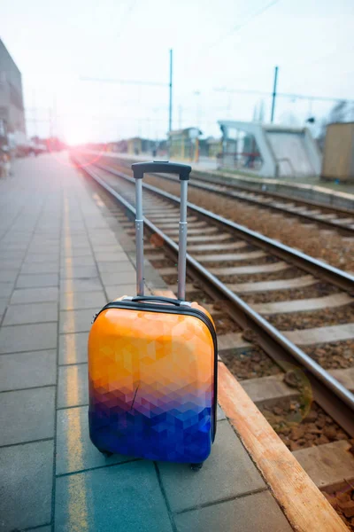 Renkli Bagaj Demiryolu Yakınındaki Tren Stasyonu Seyahat Hazır — Stok fotoğraf