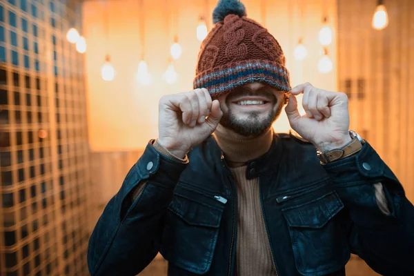 Hipster Niño Sonriendo Con Sombrero Sobre Sus Ojos Sobre Fondo — Foto de Stock