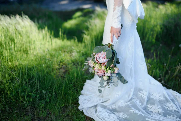 Buquê Casamento Nas Mãos Noiva Contra Fundo Vegetação — Fotografia de Stock