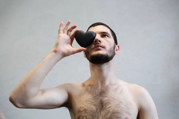 Sad Bebaarde Man Met Zwarte Stenen Hart Zijn Oog Witte — Stockfoto