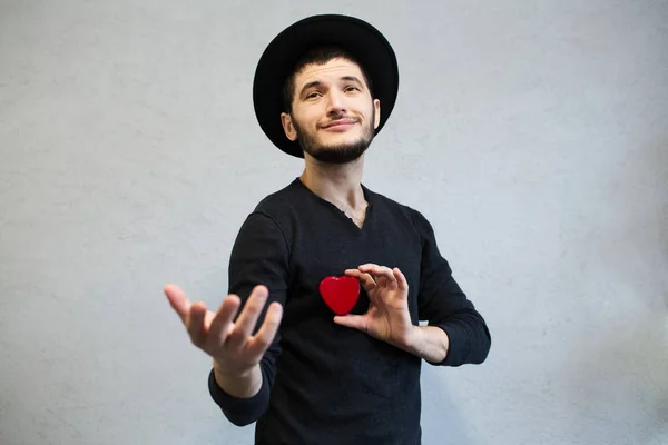 Jovem Hipster Barbudo Preto Segurando Coração Vermelho Mão Dia Dos — Fotografia de Stock