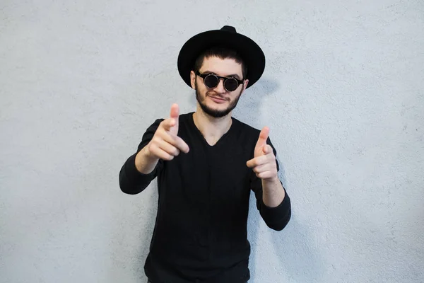 Retrato Homem Hipster Vestido Preto Com Óculos Sol Chapéu Apontando — Fotografia de Stock