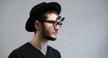 Güneş gözlüğü ve şapka hipster adam portresi