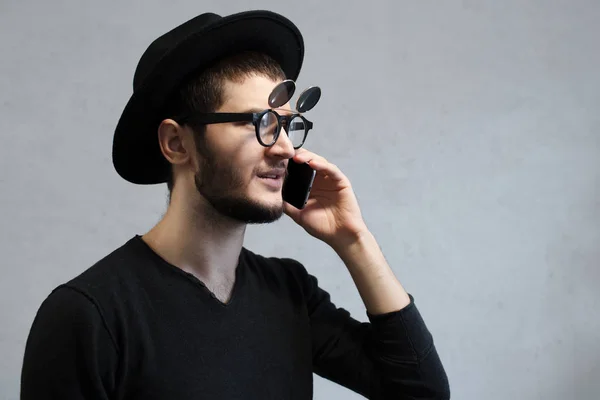 Retrato Del Hombre Hipster Sonriente Hablando Smartphone — Foto de Stock