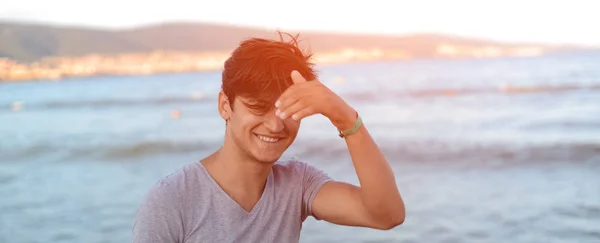 Ευτυχισμένος Έφηβου Αγοριού Φόντο Της Θάλασσας — Φωτογραφία Αρχείου