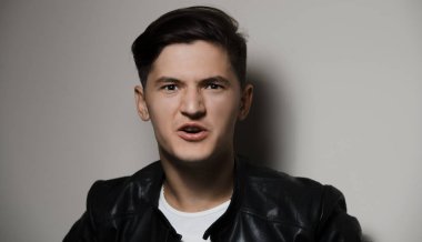 Duygusal çığlık atan genç adam, arka plan gri portresi