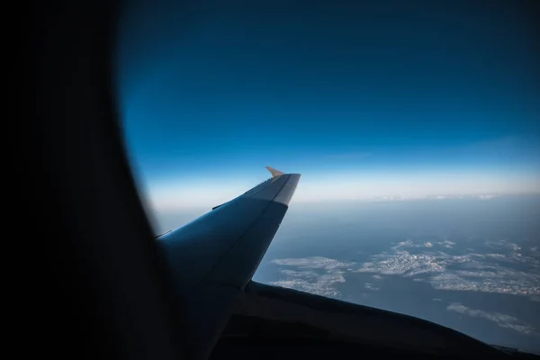 Blick Auf Flugzeugflügel Durch Fenster Über Den Wolken Fliegen — Stockfoto