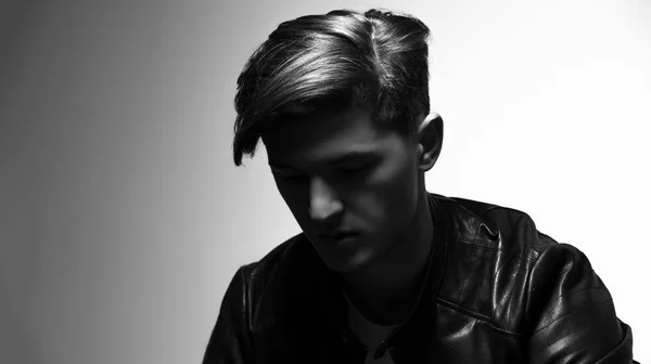 Gölge yüzüne ile genç adam portresi.