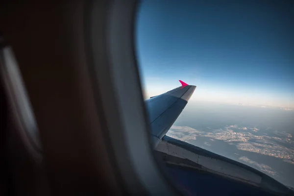 Blick Auf Flugzeugflügel Durch Fenster Über Den Wolken Fliegen — Stockfoto