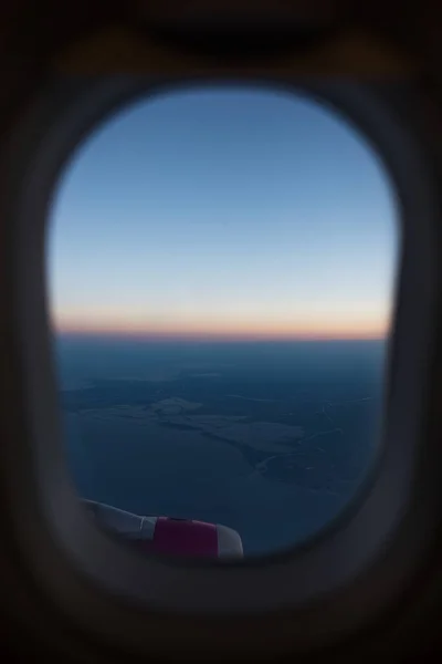 Blick Aus Dem Fenster Auf Den Flugzeugmotor Über Dem Himmel — Stockfoto