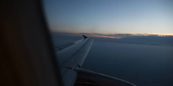 Uitzicht Vanaf Het Venster Naar Vliegtuig Vleugel Boven Hemel Sunrise — Stockfoto