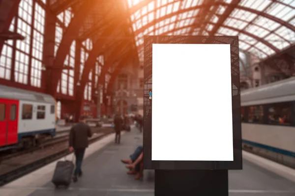 Stazione Ferroviaria Cartellone Informativo Vuoto Con Mockup Vicino Persone Treni — Foto Stock