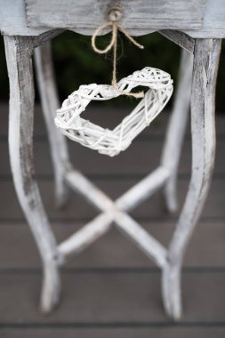 Sevgiliye arka plan beyaz ahşap kalp.