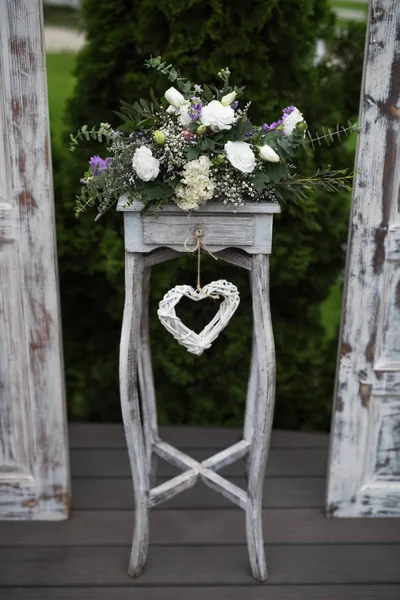 Décoration en bois et fleurs pour événements de mariage . — Photo