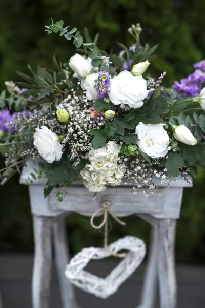 Dřevěné a květiny dekorace pro svatební akce. — Stock fotografie