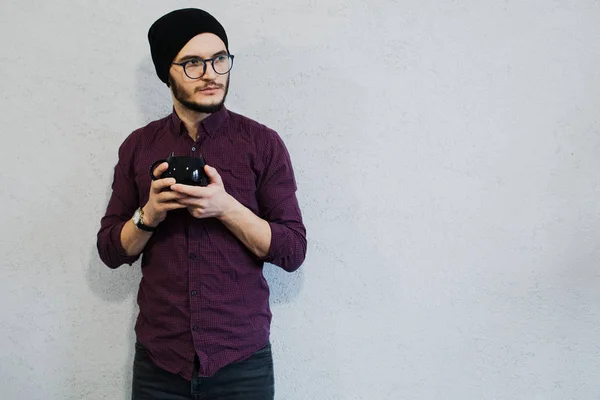 Joven Tipo Hipster Barbudo Con Taza Café Negro Las Manos — Foto de Stock