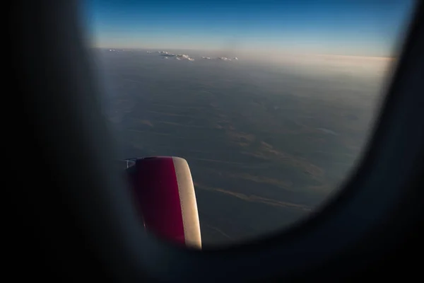 Вид з вікна на двигун літака. Над небом, на сході сонця . — стокове фото