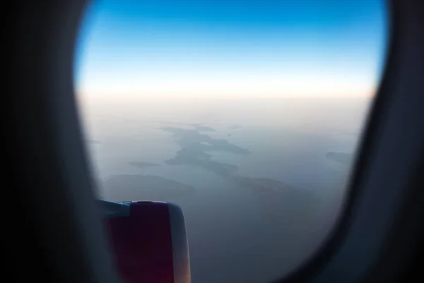 Vista desde la ventana al motor del avión. Sobre el mar en un día soleado . — Foto de Stock