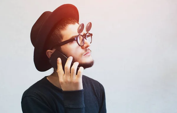 Retrato Joven Serio Usando Teléfono Inteligente Sobre Fondo Blanco Gafas — Foto de Stock