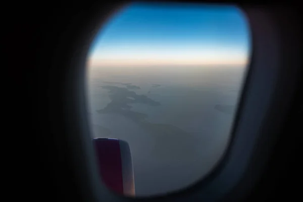 Vista desde la ventana al motor del avión. Por encima del cielo, al amanecer . — Foto de Stock