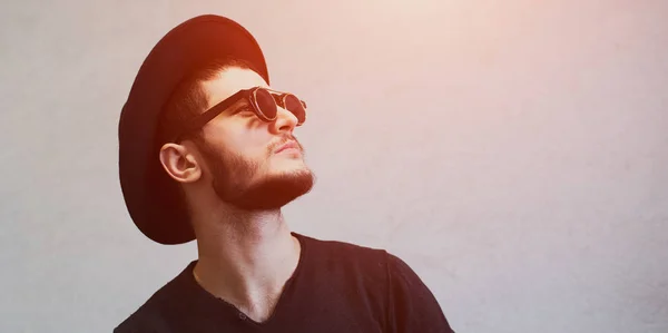 Retrato Tipo Hipster Barbudo Con Gafas Sol Sombrero Sobre Fondo — Foto de Stock