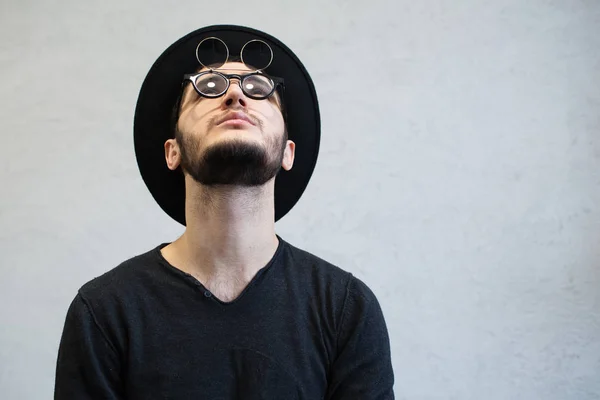 Κοιτώντας Ψηλά Hipster Άνδρα Που Φοράει Γυαλιά Και Καπέλο — Φωτογραφία Αρχείου