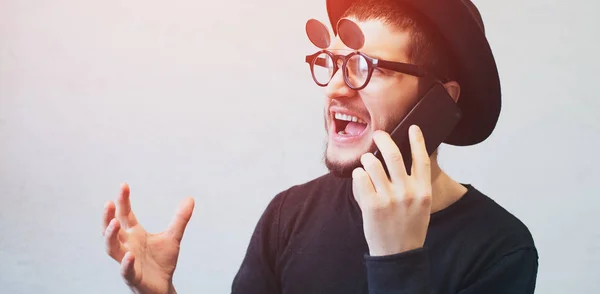 Portrait Young Guy Who Screaming Cell Phone White Background Wearing — Φωτογραφία Αρχείου