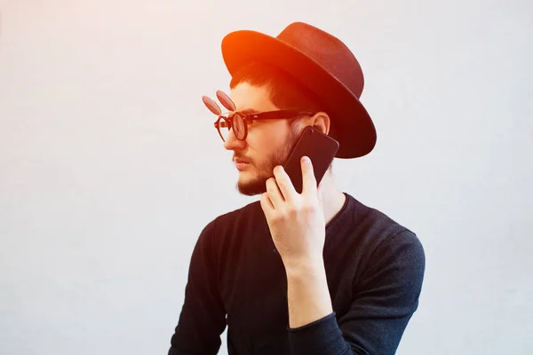 Joven Hipster Barbudo Con Teléfono Inteligente Sobre Fondo Blanco Usar — Foto de Stock